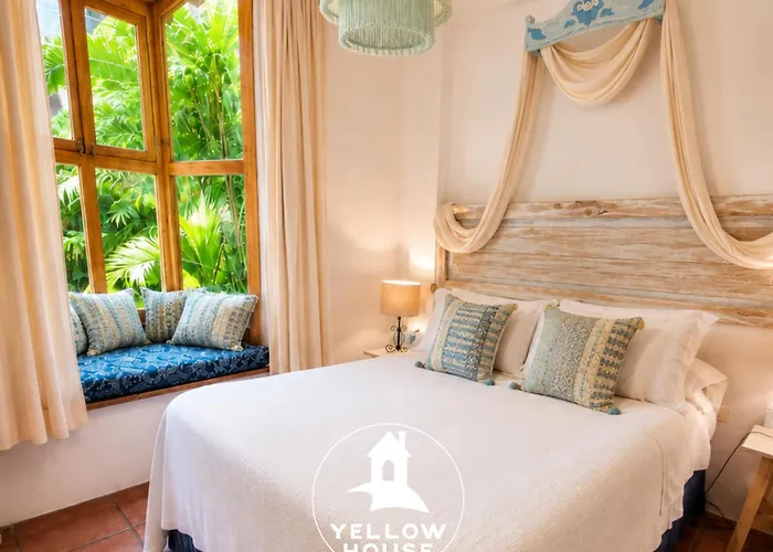 Yellow House Hostel B&B
